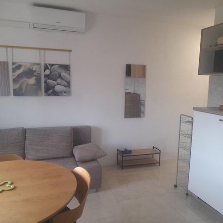 Apartments Malou Baška Voda Chambre photo